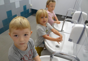 Przedszkolaki pokazują jak prawidłowo myć ręce